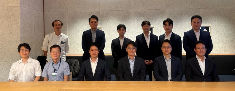 팍스프로젝트 종료 보고회. 차대산 케이뱅크 CTO(앞줄 왼쪽 네번째)와 최재혁 케이뱅크 디지털자산TF장(뒷줄 왼쪽 네번째)을 비롯한 '팍스프로젝트' 관계자들이 지난 10일 도쿄에서 진행된 팍스프로젝트 종료 보고회에서 기념 촬영을 하고 있다. 사진=케이뱅크